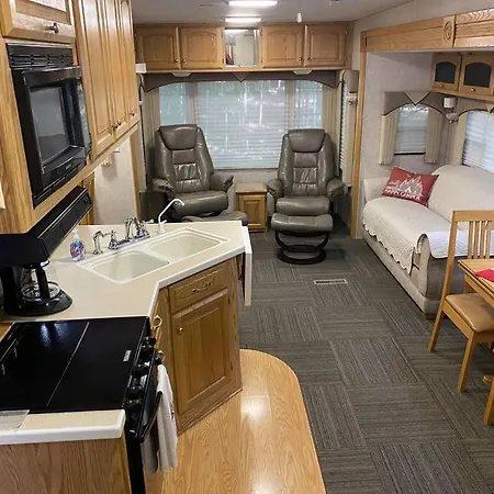 Appartamento Betsie -35Ft Rv Camper In Woods -Firepit & Hot Tub